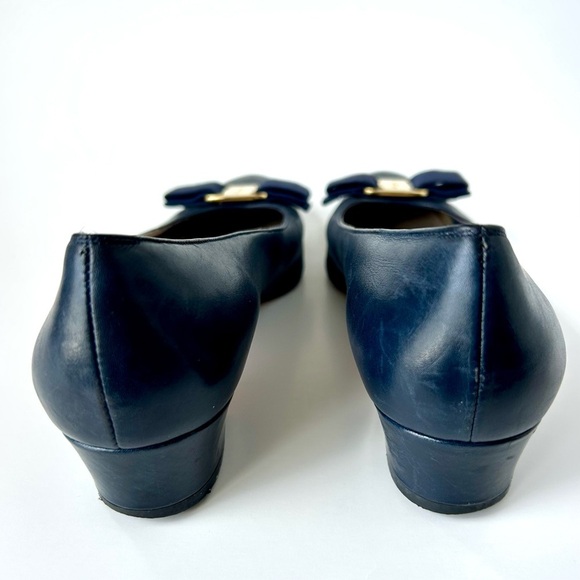 Ferragamo Vara Low Heel Bow Pumps Navy Blue Leather Size 7.5 A2 Narrow - Picture 8 of 10